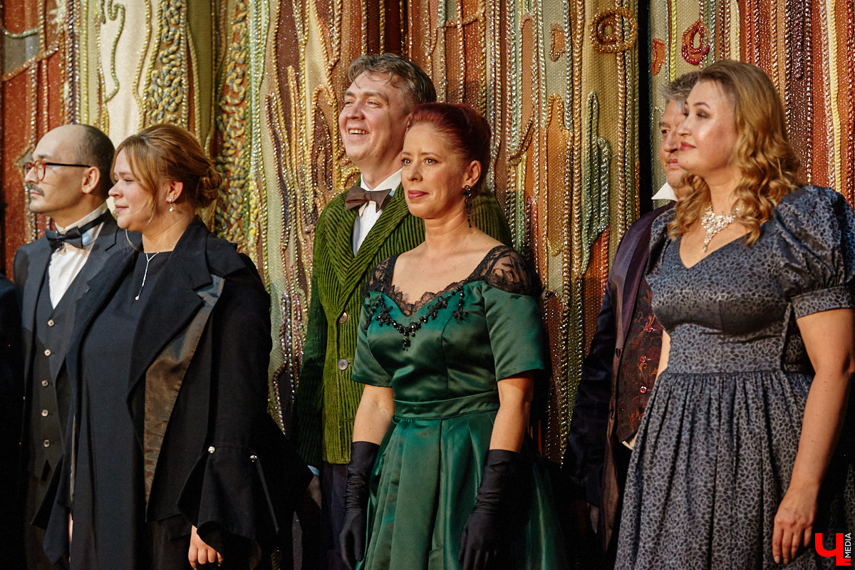 Театральная осень во Владимире началась под бравурные мелодии духового оркестра и звуки струнного ансамбля классической музыки: 10 октября здание драмтеатра, вселявшее грусть темными окнами более пяти лет, озарилось огнями, встретив первых зрителей. Как прошло «новоселье» на старом месте — смотрите в нашем фоторепортаже!