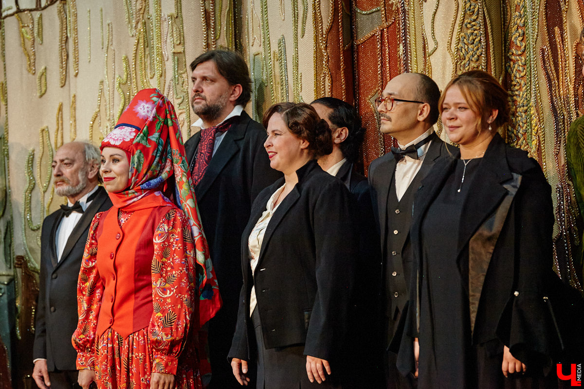 Театральная осень во Владимире началась под бравурные мелодии духового оркестра и звуки струнного ансамбля классической музыки: 10 октября здание драмтеатра, вселявшее грусть темными окнами более пяти лет, озарилось огнями, встретив первых зрителей. Как прошло «новоселье» на старом месте — смотрите в нашем фоторепортаже!