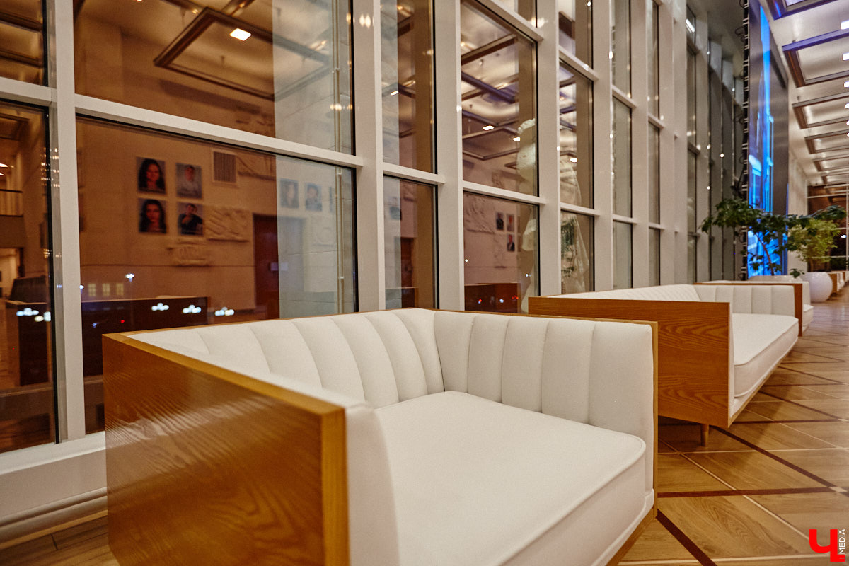 Театральная осень во Владимире началась под бравурные мелодии духового оркестра и звуки струнного ансамбля классической музыки: 10 октября здание драмтеатра, вселявшее грусть темными окнами более пяти лет, озарилось огнями, встретив первых зрителей. Как прошло «новоселье» на старом месте — смотрите в нашем фоторепортаже!