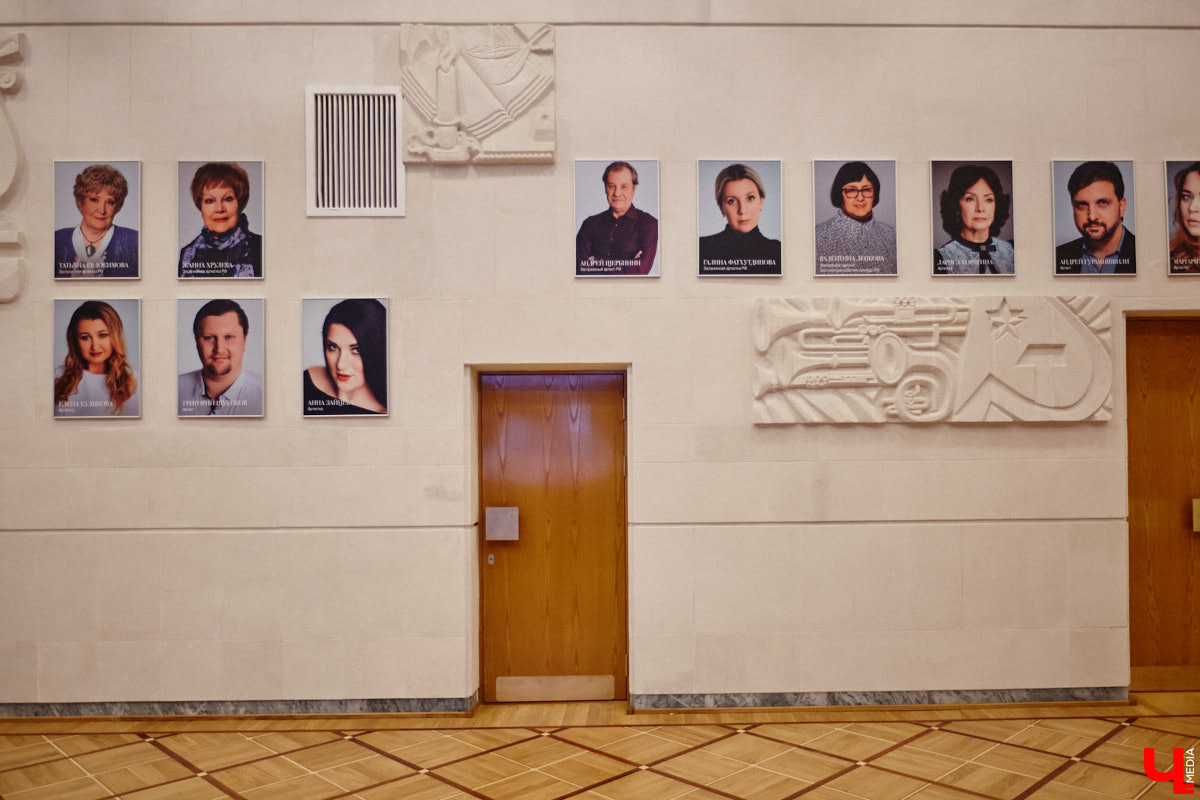 Театральная осень во Владимире началась под бравурные мелодии духового оркестра и звуки струнного ансамбля классической музыки: 10 октября здание драмтеатра, вселявшее грусть темными окнами более пяти лет, озарилось огнями, встретив первых зрителей. Как прошло «новоселье» на старом месте — смотрите в нашем фоторепортаже!