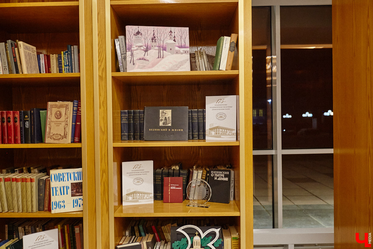 Театральная осень во Владимире началась под бравурные мелодии духового оркестра и звуки струнного ансамбля классической музыки: 10 октября здание драмтеатра, вселявшее грусть темными окнами более пяти лет, озарилось огнями, встретив первых зрителей. Как прошло «новоселье» на старом месте — смотрите в нашем фоторепортаже!