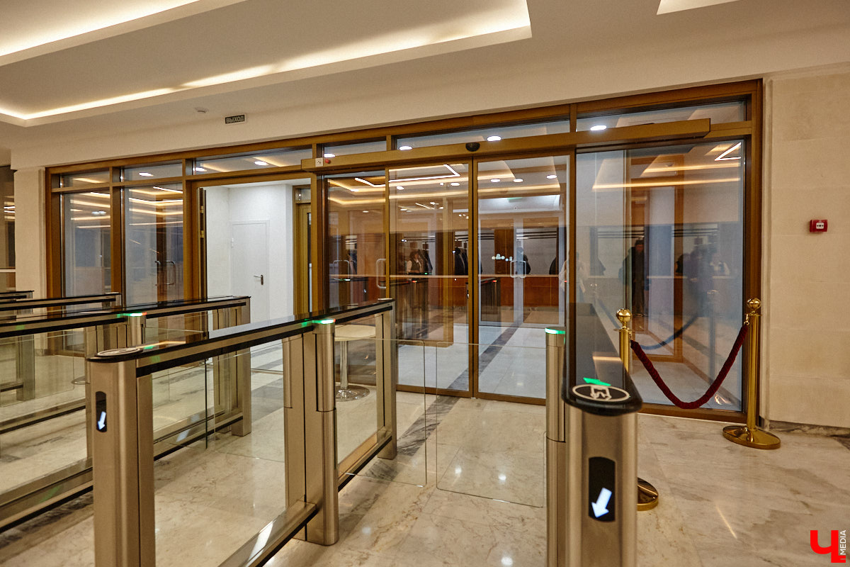 Театральная осень во Владимире началась под бравурные мелодии духового оркестра и звуки струнного ансамбля классической музыки: 10 октября здание драмтеатра, вселявшее грусть темными окнами более пяти лет, озарилось огнями, встретив первых зрителей. Как прошло «новоселье» на старом месте — смотрите в нашем фоторепортаже!