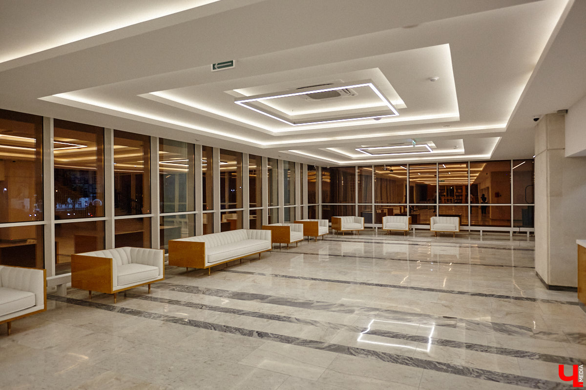 Театральная осень во Владимире началась под бравурные мелодии духового оркестра и звуки струнного ансамбля классической музыки: 10 октября здание драмтеатра, вселявшее грусть темными окнами более пяти лет, озарилось огнями, встретив первых зрителей. Как прошло «новоселье» на старом месте — смотрите в нашем фоторепортаже!