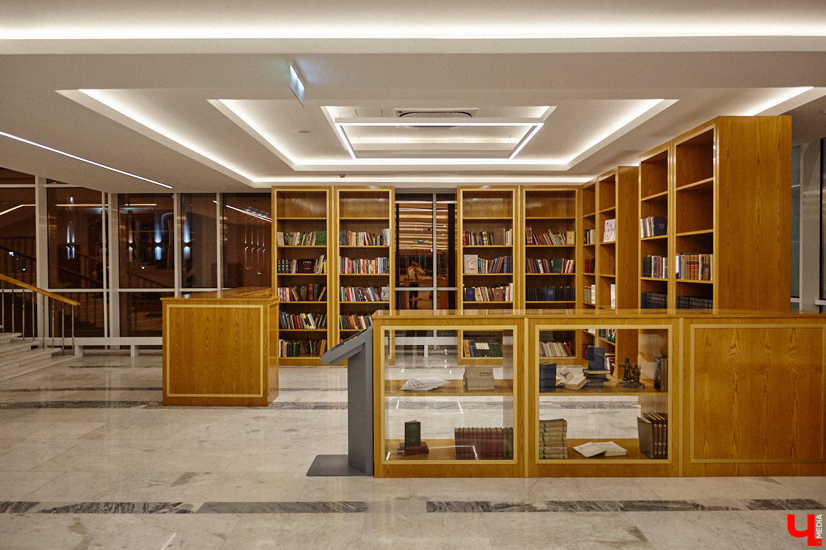 Театральная осень во Владимире началась под бравурные мелодии духового оркестра и звуки струнного ансамбля классической музыки: 10 октября здание драмтеатра, вселявшее грусть темными окнами более пяти лет, озарилось огнями, встретив первых зрителей. Как прошло «новоселье» на старом месте — смотрите в нашем фоторепортаже!