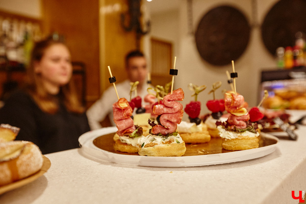 Театральная осень во Владимире началась под бравурные мелодии духового оркестра и звуки струнного ансамбля классической музыки: 10 октября здание драмтеатра, вселявшее грусть темными окнами более пяти лет, озарилось огнями, встретив первых зрителей. Как прошло «новоселье» на старом месте — смотрите в нашем фоторепортаже!