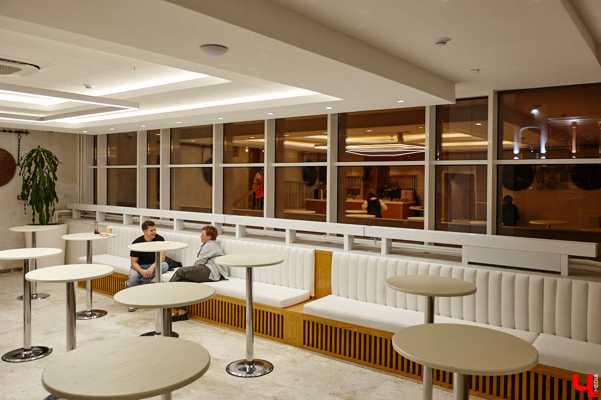 Театральная осень во Владимире началась под бравурные мелодии духового оркестра и звуки струнного ансамбля классической музыки: 10 октября здание драмтеатра, вселявшее грусть темными окнами более пяти лет, озарилось огнями, встретив первых зрителей. Как прошло «новоселье» на старом месте — смотрите в нашем фоторепортаже!