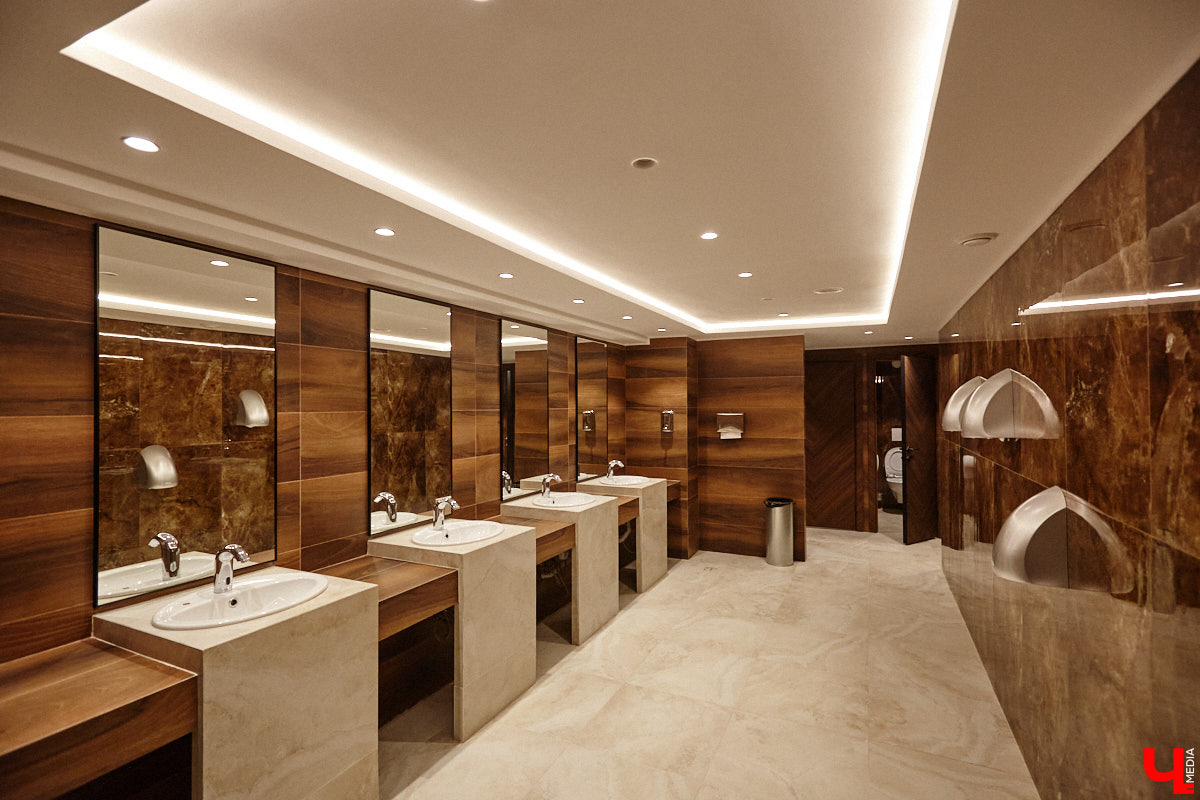 Театральная осень во Владимире началась под бравурные мелодии духового оркестра и звуки струнного ансамбля классической музыки: 10 октября здание драмтеатра, вселявшее грусть темными окнами более пяти лет, озарилось огнями, встретив первых зрителей. Как прошло «новоселье» на старом месте — смотрите в нашем фоторепортаже!