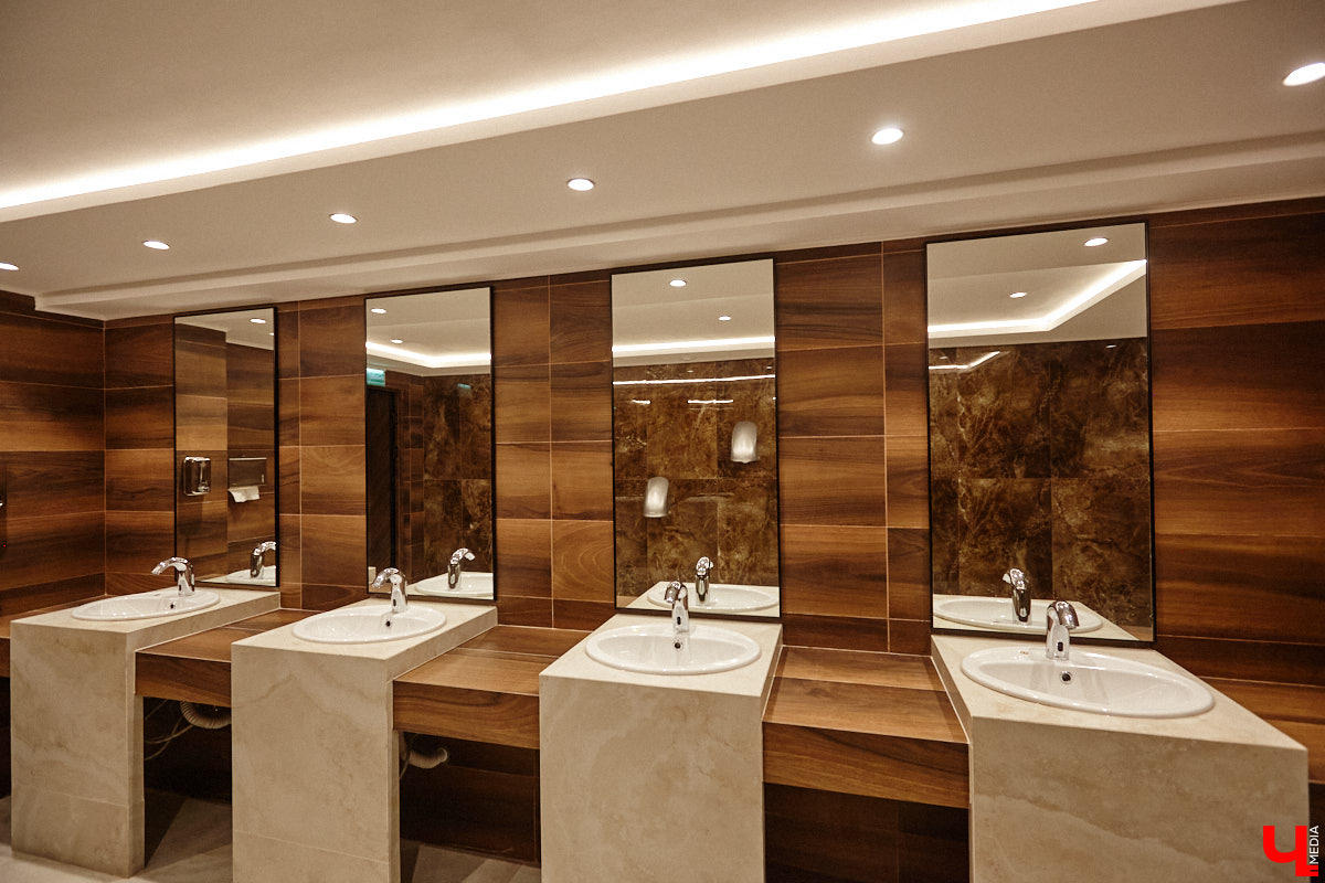 Театральная осень во Владимире началась под бравурные мелодии духового оркестра и звуки струнного ансамбля классической музыки: 10 октября здание драмтеатра, вселявшее грусть темными окнами более пяти лет, озарилось огнями, встретив первых зрителей. Как прошло «новоселье» на старом месте — смотрите в нашем фоторепортаже!