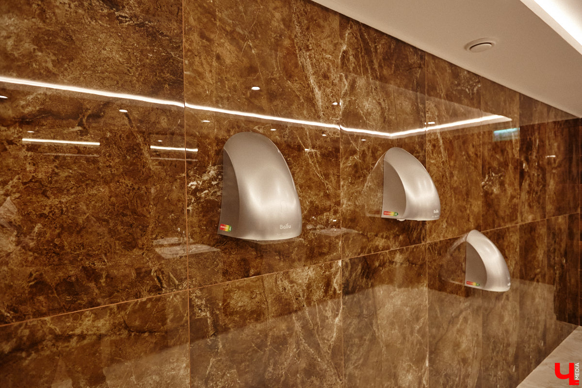 Театральная осень во Владимире началась под бравурные мелодии духового оркестра и звуки струнного ансамбля классической музыки: 10 октября здание драмтеатра, вселявшее грусть темными окнами более пяти лет, озарилось огнями, встретив первых зрителей. Как прошло «новоселье» на старом месте — смотрите в нашем фоторепортаже!