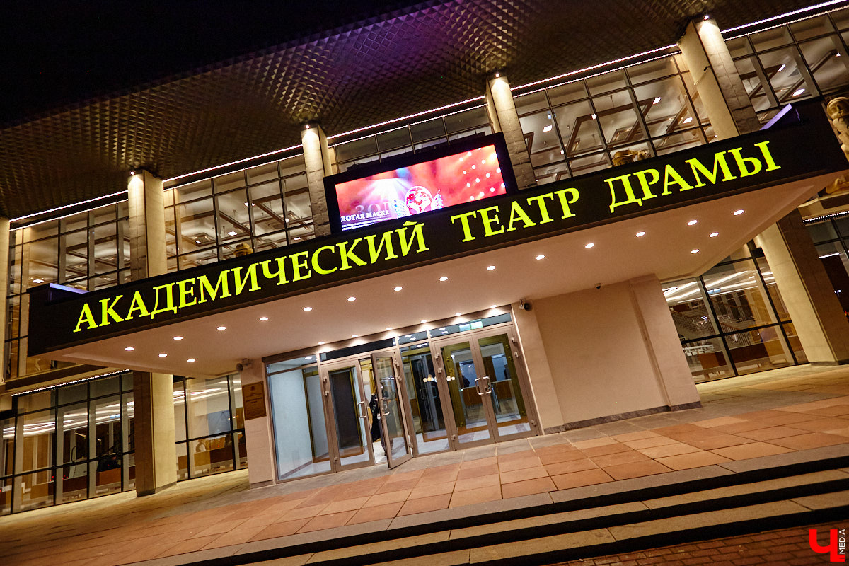 Театральная осень во Владимире началась под бравурные мелодии духового оркестра и звуки струнного ансамбля классической музыки: 10 октября здание драмтеатра, вселявшее грусть темными окнами более пяти лет, озарилось огнями, встретив первых зрителей. Как прошло «новоселье» на старом месте — смотрите в нашем фоторепортаже!