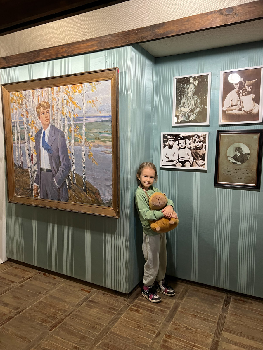 Родина Сергея Есенина — село Константиново — место удивительное и вдохновляющее. Совсем не обязательно быть поклонником поэта, чтобы полюбить этот уголок всей душой. Тем более от Владимира до «страны березового ситца» всего около четырех часов пути. И они того стоят!