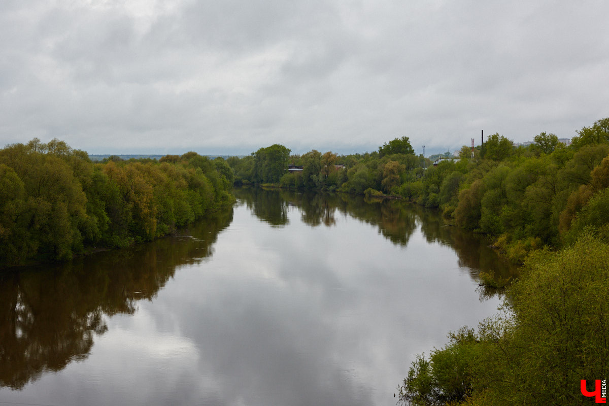 Железнодорожный вокзал Владимира ждет реконструкция в рамках развития инфраструктуры Центрального транспортного узла. Проще говоря, станцию трансформируют под потребности наземного метро, которое соединит город с Москвой. Работы планируют провести в срок до 2030 года. Другая любопытная новость касается строительства сразу двух мостов через Клязьму. На сайте госзакупок появился заказ на выполнение предпроектного этапа. Чем подобные реформы обернутся для жителей региональной столицы? Рассказываем!
