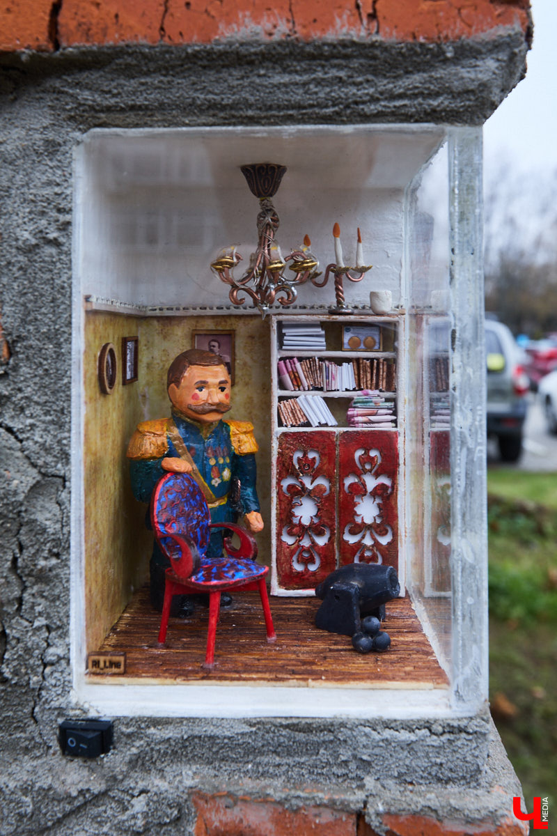 Из 20 городских миниатюрных кирпичиков с сюжетом пять теперь посвящены географам. Серия появилась благодаря инициативе Русского географического общества, а в жизнь ее воплощали Регина Яфасова и Федор Карпов. На днях у ВлГУ установили завершающий тематическую коллекцию арт-объект. Посвятили его Николаю Столетову.