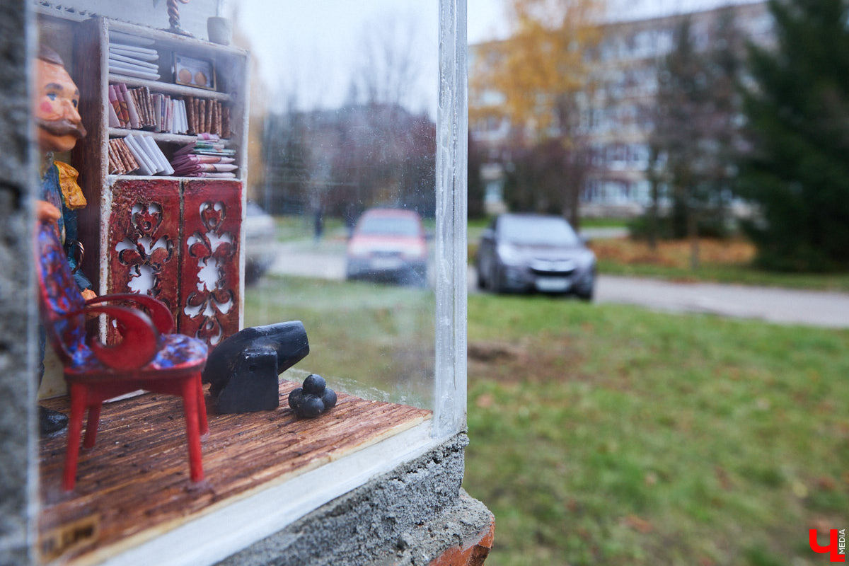 Из 20 городских миниатюрных кирпичиков с сюжетом пять теперь посвящены географам. Серия появилась благодаря инициативе Русского географического общества, а в жизнь ее воплощали Регина Яфасова и Федор Карпов. На днях у ВлГУ установили завершающий тематическую коллекцию арт-объект. Посвятили его Николаю Столетову.