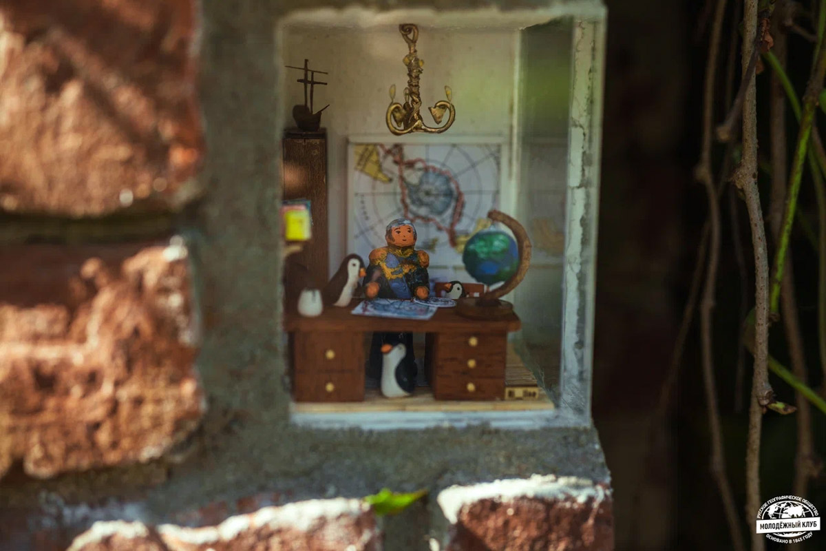 Из 20 городских миниатюрных кирпичиков с сюжетом пять теперь посвящены географам. Серия появилась благодаря инициативе Русского географического общества, а в жизнь ее воплощали Регина Яфасова и Федор Карпов. На днях у ВлГУ установили завершающий тематическую коллекцию арт-объект. Посвятили его Николаю Столетову.