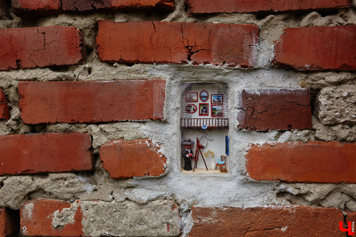 Из 20 городских миниатюрных кирпичиков с сюжетом пять теперь посвящены географам. Серия появилась благодаря инициативе Русского географического общества, а в жизнь ее воплощали Регина Яфасова и Федор Карпов. На днях у ВлГУ установили завершающий тематическую коллекцию арт-объект. Посвятили его Николаю Столетову.