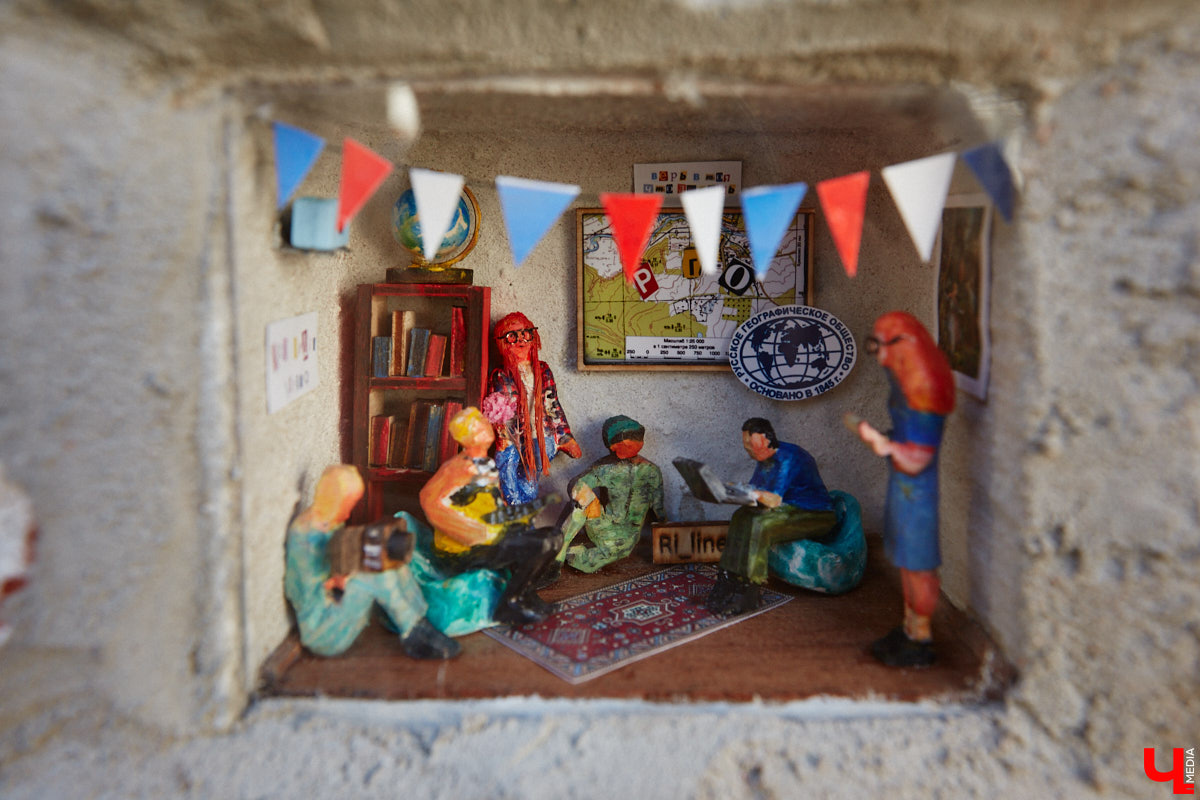 Из 20 городских миниатюрных кирпичиков с сюжетом пять теперь посвящены географам. Серия появилась благодаря инициативе Русского географического общества, а в жизнь ее воплощали Регина Яфасова и Федор Карпов. На днях у ВлГУ установили завершающий тематическую коллекцию арт-объект. Посвятили его Николаю Столетову.