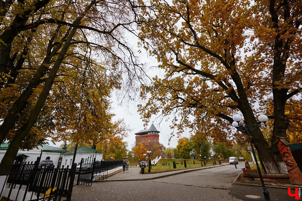 Хотя большая часть золота с деревьев уже под ногами, погода сохраняет положительный настрой. В столицу области обещанные снежинки так и не залетели. Есть ли они в планах и в какие цвета раскрасит октябрь картинку за окном, поведали синоптики.
