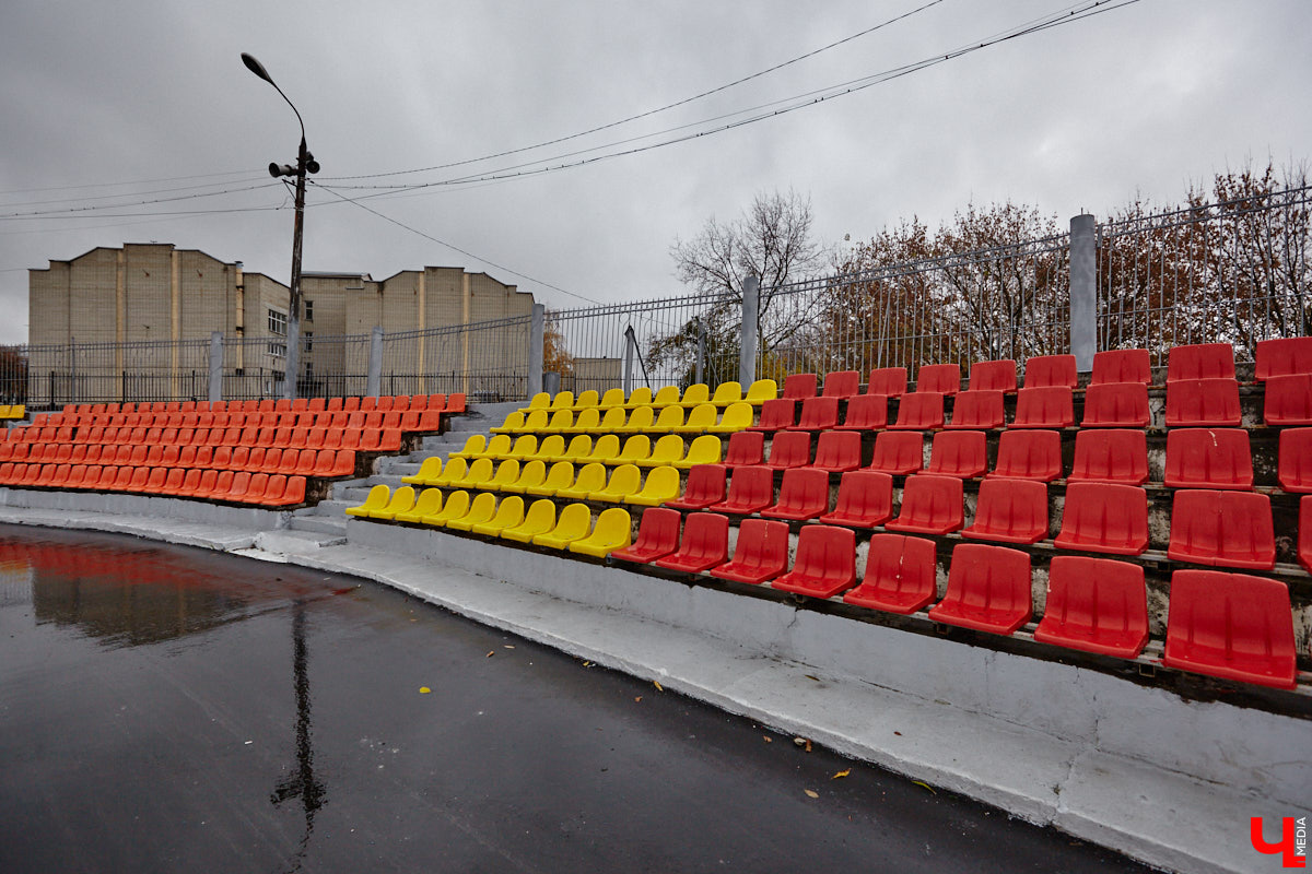 В 2025 году на стадионе «Лыбедь» завершился очередной этап реконструкции. В порядок привели один из секторов главной трибуны на тысячу мест, в секторе для прыжков в длину сменили покрытие, а с обеих сторон от футбольного поля появились площадки для игры в футзал. «Ключ-Медиа» своими глазами оценил трансформацию спортивного комплекса.