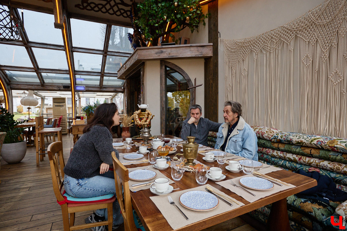 Кого только не принимал радушный Суздаль! На днях список достопочтенных гостей пополнил совершенно удивительный человек. На Владимирскую землю ступил инженер, бизнесмен и отец создателя Tesla, Илона Маска, Эррол Маск. «Ключ-Медиа» не упустил возможности встретиться и пообщаться с легендарной личностью.