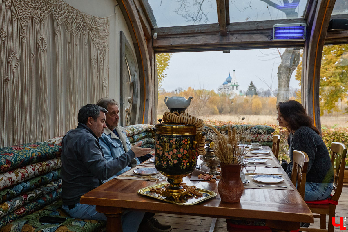 Кого только не принимал радушный Суздаль! На днях список достопочтенных гостей пополнил совершенно удивительный человек. На Владимирскую землю ступил инженер, бизнесмен и отец создателя Tesla, Илона Маска, Эррол Маск. «Ключ-Медиа» не упустил возможности встретиться и пообщаться с легендарной личностью.
