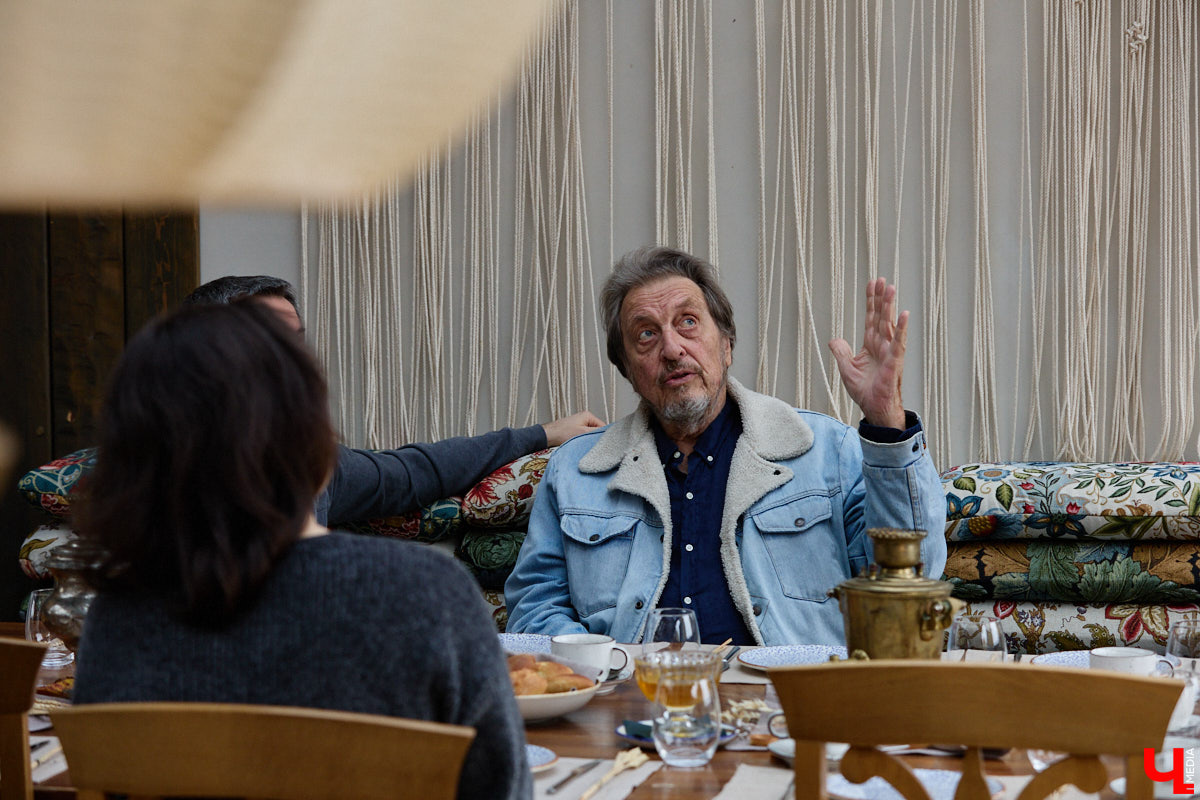 Кого только не принимал радушный Суздаль! На днях список достопочтенных гостей пополнил совершенно удивительный человек. На Владимирскую землю ступил инженер, бизнесмен и отец создателя Tesla, Илона Маска, Эррол Маск. «Ключ-Медиа» не упустил возможности встретиться и пообщаться с легендарной личностью.