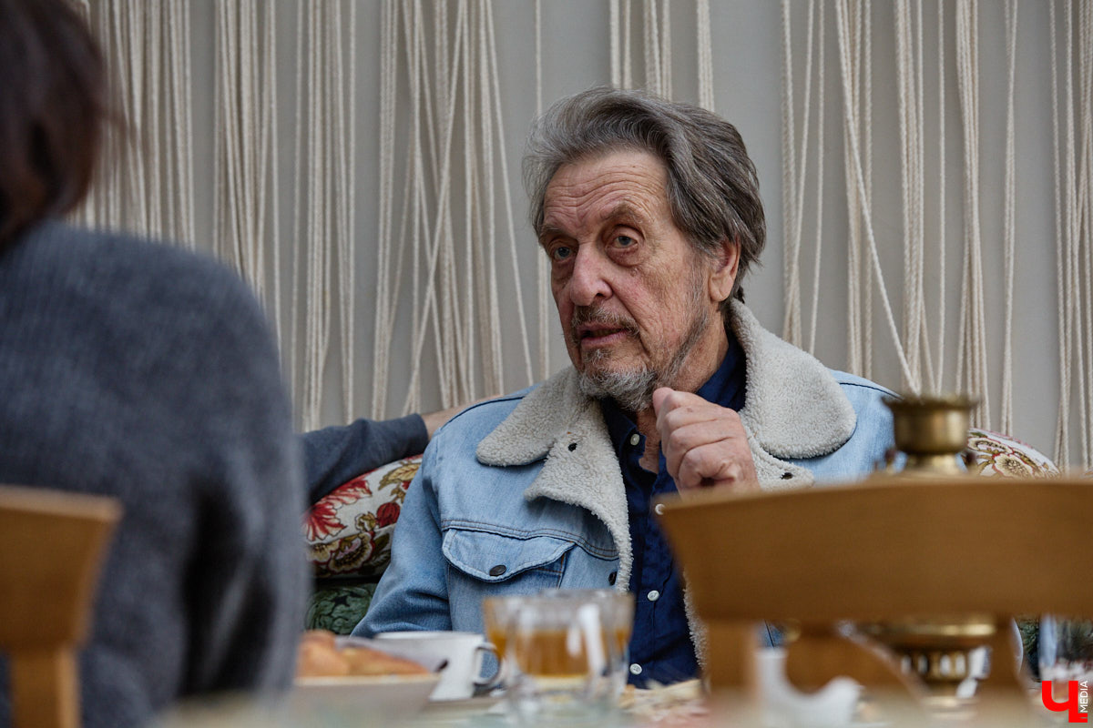 Кого только не принимал радушный Суздаль! На днях список достопочтенных гостей пополнил совершенно удивительный человек. На Владимирскую землю ступил инженер, бизнесмен и отец создателя Tesla, Илона Маска, Эррол Маск. «Ключ-Медиа» не упустил возможности встретиться и пообщаться с легендарной личностью.