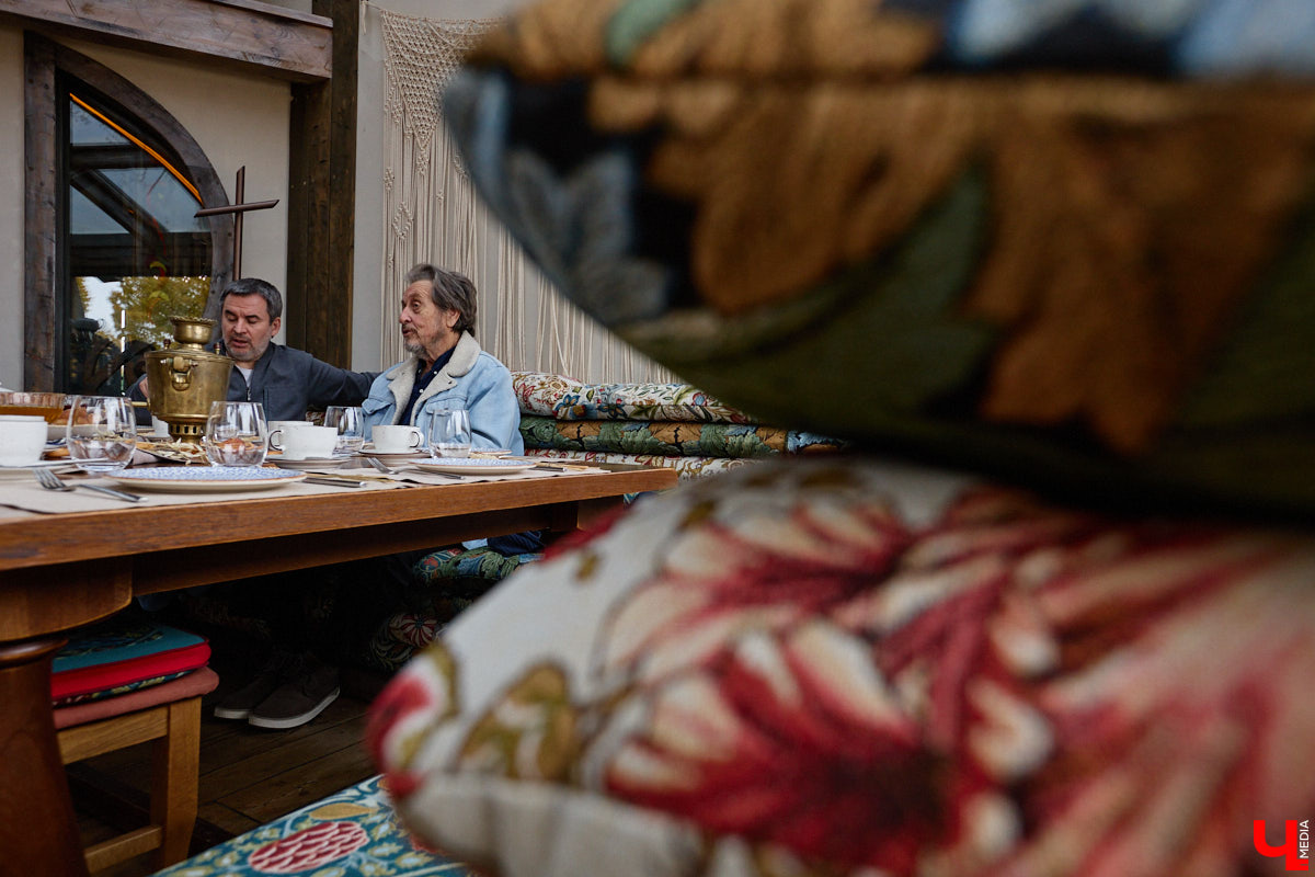 Кого только не принимал радушный Суздаль! На днях список достопочтенных гостей пополнил совершенно удивительный человек. На Владимирскую землю ступил инженер, бизнесмен и отец создателя Tesla, Илона Маска, Эррол Маск. «Ключ-Медиа» не упустил возможности встретиться и пообщаться с легендарной личностью.