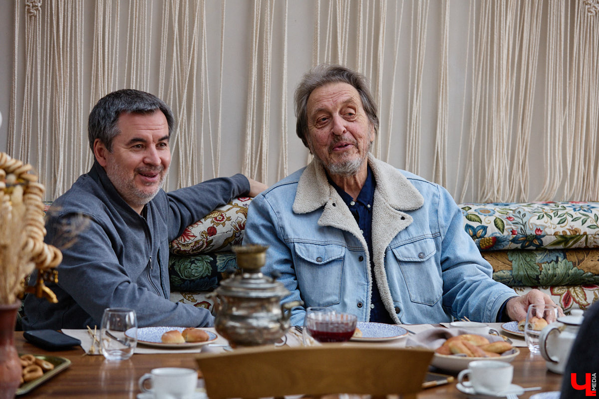 Кого только не принимал радушный Суздаль! На днях список достопочтенных гостей пополнил совершенно удивительный человек. На Владимирскую землю ступил инженер, бизнесмен и отец создателя Tesla, Илона Маска, Эррол Маск. «Ключ-Медиа» не упустил возможности встретиться и пообщаться с легендарной личностью.