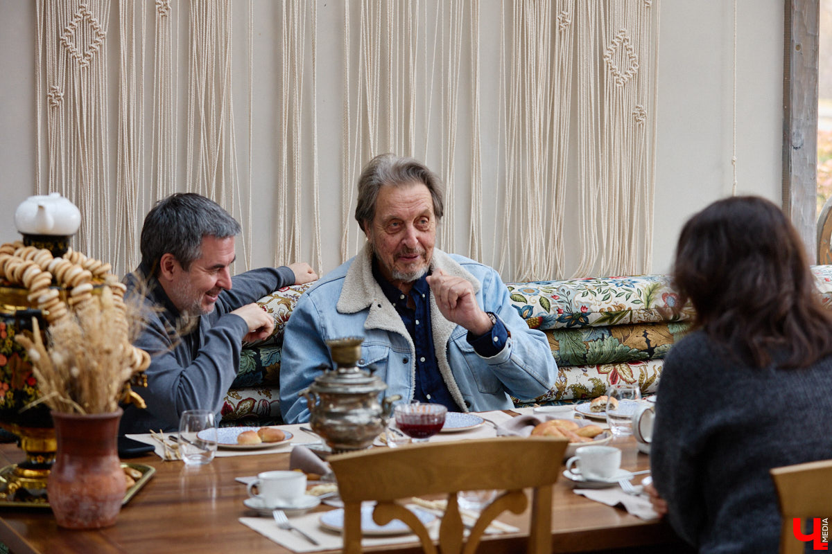 Кого только не принимал радушный Суздаль! На днях список достопочтенных гостей пополнил совершенно удивительный человек. На Владимирскую землю ступил инженер, бизнесмен и отец создателя Tesla, Илона Маска, Эррол Маск. «Ключ-Медиа» не упустил возможности встретиться и пообщаться с легендарной личностью.