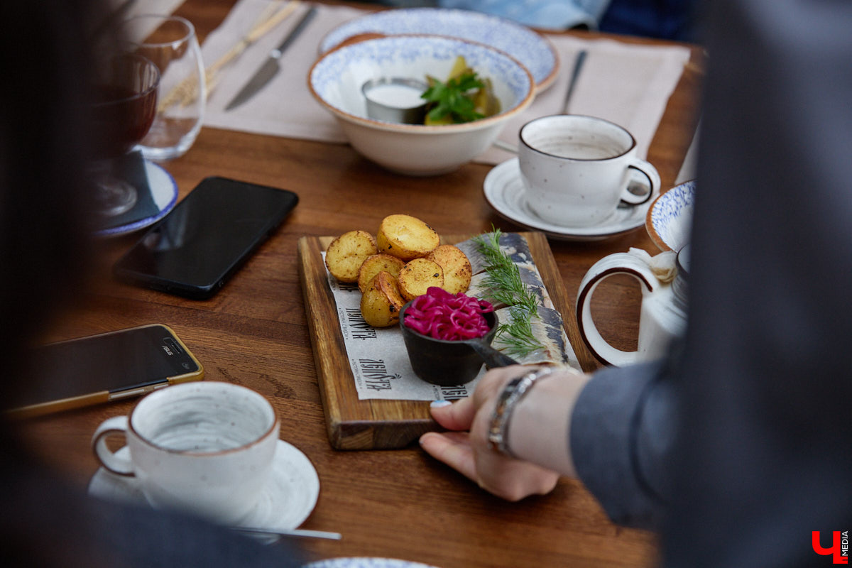 Кого только не принимал радушный Суздаль! На днях список достопочтенных гостей пополнил совершенно удивительный человек. На Владимирскую землю ступил инженер, бизнесмен и отец создателя Tesla, Илона Маска, Эррол Маск. «Ключ-Медиа» не упустил возможности встретиться и пообщаться с легендарной личностью.