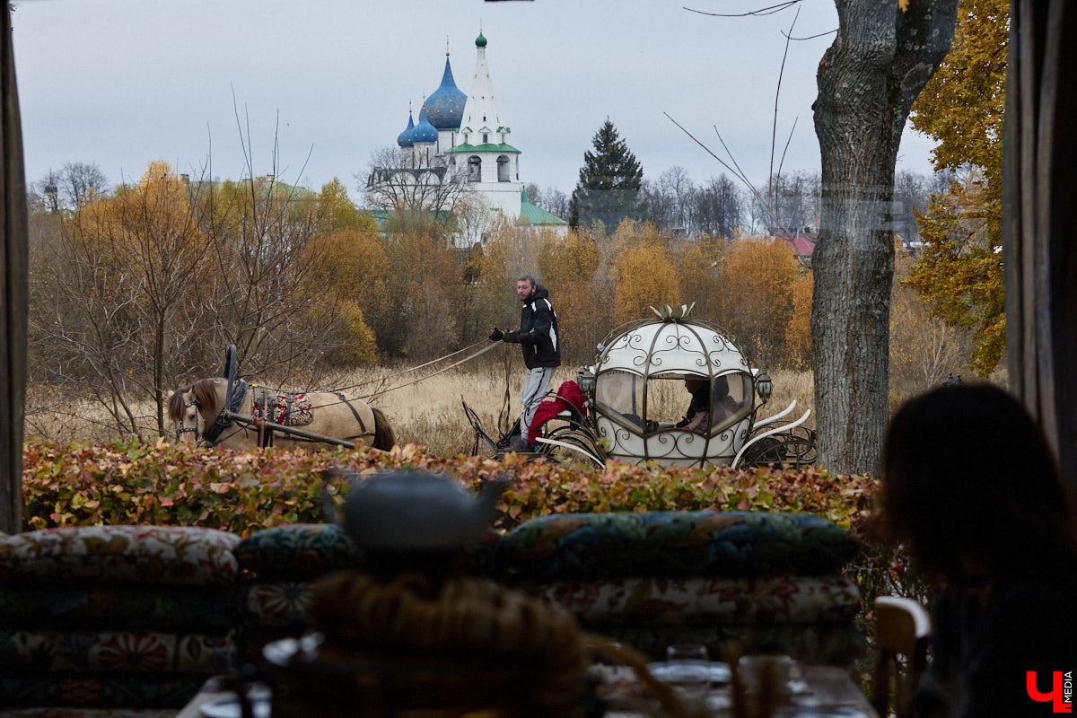 Кого только не принимал радушный Суздаль! На днях список достопочтенных гостей пополнил совершенно удивительный человек. На Владимирскую землю ступил инженер, бизнесмен и отец создателя Tesla, Илона Маска, Эррол Маск. «Ключ-Медиа» не упустил возможности встретиться и пообщаться с легендарной личностью.