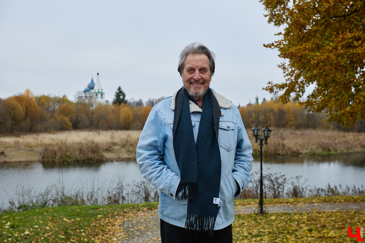 Кого только не принимал радушный Суздаль! На днях список достопочтенных гостей пополнил совершенно удивительный человек. На Владимирскую землю ступил инженер, бизнесмен и отец создателя Tesla, Илона Маска, Эррол Маск. «Ключ-Медиа» не упустил возможности встретиться и пообщаться с легендарной личностью.