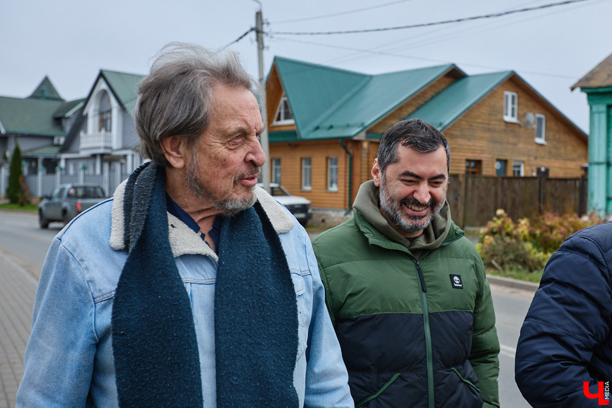 Кого только не принимал радушный Суздаль! На днях список достопочтенных гостей пополнил совершенно удивительный человек. На Владимирскую землю ступил инженер, бизнесмен и отец создателя Tesla, Илона Маска, Эррол Маск. «Ключ-Медиа» не упустил возможности встретиться и пообщаться с легендарной личностью.