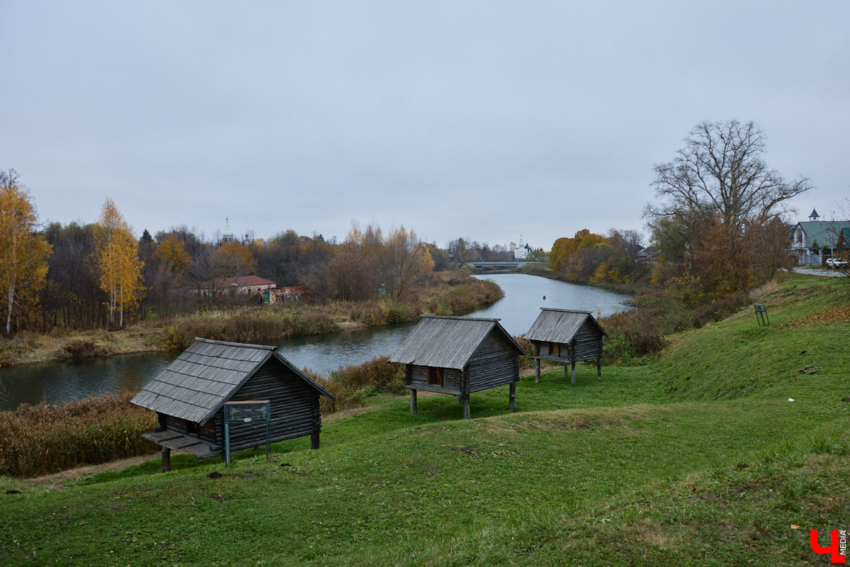 Кого только не принимал радушный Суздаль! На днях список достопочтенных гостей пополнил совершенно удивительный человек. На Владимирскую землю ступил инженер, бизнесмен и отец создателя Tesla, Илона Маска, Эррол Маск. «Ключ-Медиа» не упустил возможности встретиться и пообщаться с легендарной личностью.