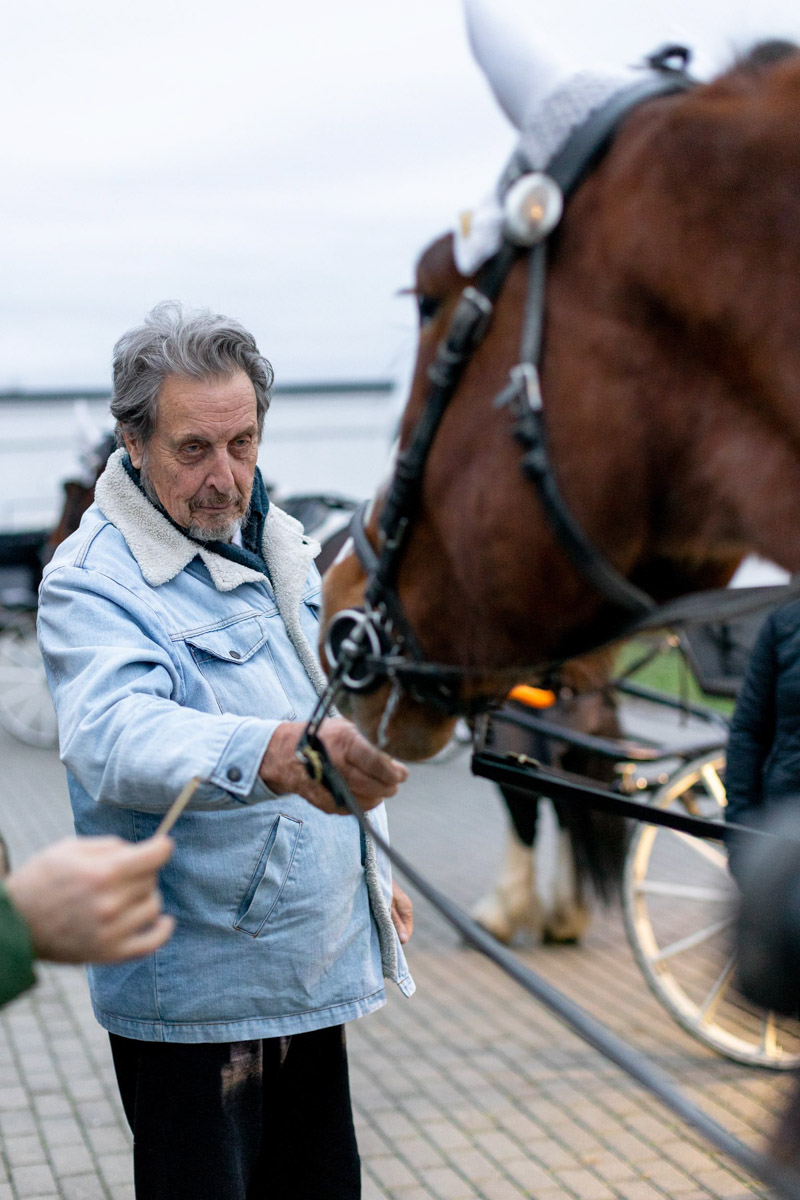 Кого только не принимал радушный Суздаль! На днях список достопочтенных гостей пополнил совершенно удивительный человек. На Владимирскую землю ступил инженер, бизнесмен и отец создателя Tesla, Илона Маска, Эррол Маск. «Ключ-Медиа» не упустил возможности встретиться и пообщаться с легендарной личностью.
