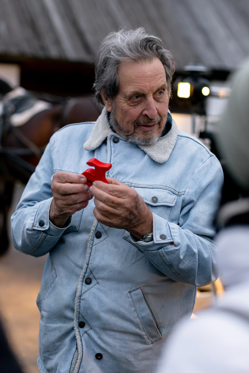 Кого только не принимал радушный Суздаль! На днях список достопочтенных гостей пополнил совершенно удивительный человек. На Владимирскую землю ступил инженер, бизнесмен и отец создателя Tesla, Илона Маска, Эррол Маск. «Ключ-Медиа» не упустил возможности встретиться и пообщаться с легендарной личностью.