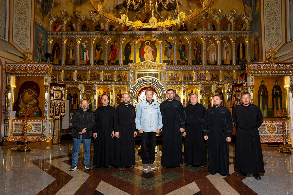 Кого только не принимал радушный Суздаль! На днях список достопочтенных гостей пополнил совершенно удивительный человек. На Владимирскую землю ступил инженер, бизнесмен и отец создателя Tesla, Илона Маска, Эррол Маск. «Ключ-Медиа» не упустил возможности встретиться и пообщаться с легендарной личностью.