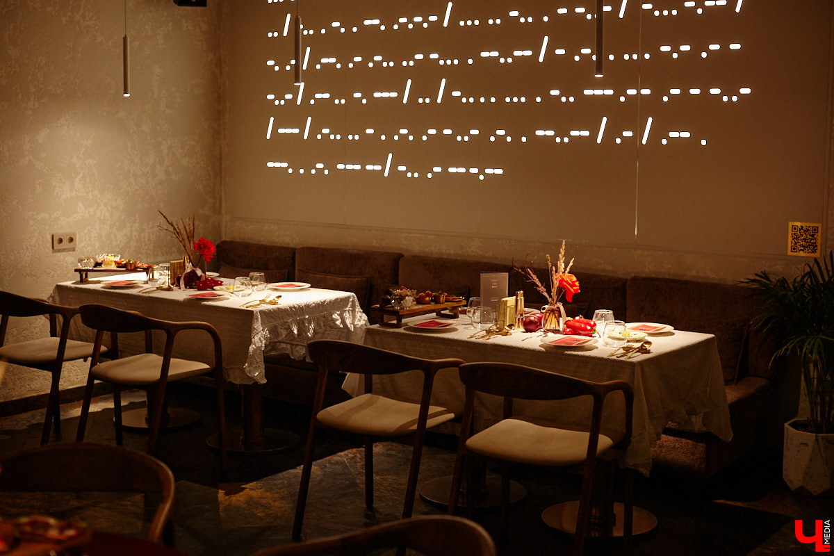 Ресторан «На Чехова» представил знакомые блюда в свежем прочтении! В заведении появилось обновленное русское меню, автором которого стал шеф-повар Юрий Ковальчук. Ужин-презентация с участием популярных владимирских блогеров прошел в четверг. «Ключ-Медиа» побывал на праздничном вечере и узнал, какими теперь блюдами там будут удивлять гостей.