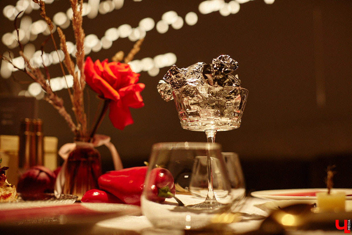 Ресторан «На Чехова» представил знакомые блюда в свежем прочтении! В заведении появилось обновленное русское меню, автором которого стал шеф-повар Юрий Ковальчук. Ужин-презентация с участием популярных владимирских блогеров прошел в четверг. «Ключ-Медиа» побывал на праздничном вечере и узнал, какими теперь блюдами там будут удивлять гостей.