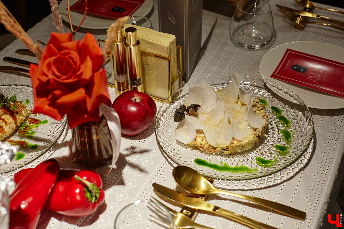 Ресторан «На Чехова» представил знакомые блюда в свежем прочтении! В заведении появилось обновленное русское меню, автором которого стал шеф-повар Юрий Ковальчук. Ужин-презентация с участием популярных владимирских блогеров прошел в четверг. «Ключ-Медиа» побывал на праздничном вечере и узнал, какими теперь блюдами там будут удивлять гостей.