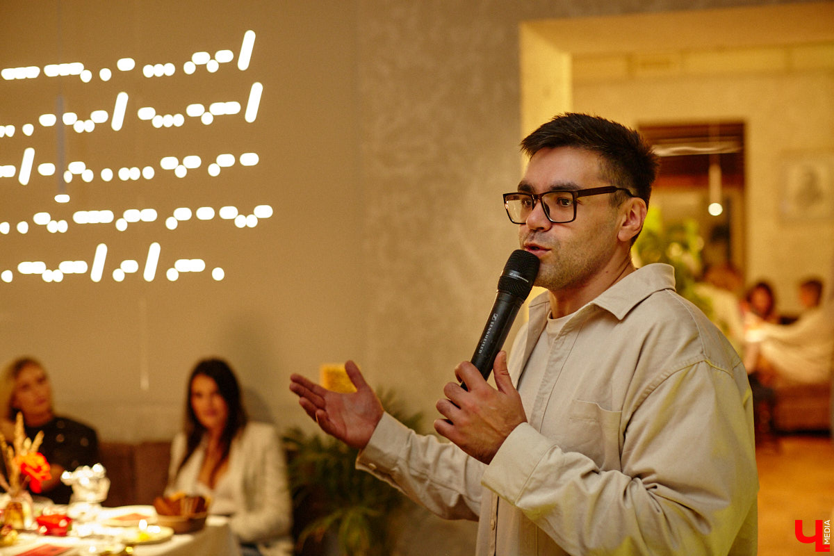 Ресторан «На Чехова» представил знакомые блюда в свежем прочтении! В заведении появилось обновленное русское меню, автором которого стал шеф-повар Юрий Ковальчук. Ужин-презентация с участием популярных владимирских блогеров прошел в четверг. «Ключ-Медиа» побывал на праздничном вечере и узнал, какими теперь блюдами там будут удивлять гостей.