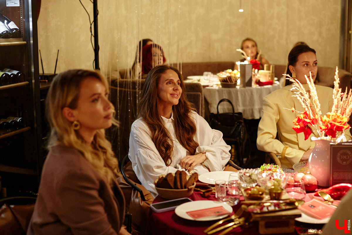 Ресторан «На Чехова» представил знакомые блюда в свежем прочтении! В заведении появилось обновленное русское меню, автором которого стал шеф-повар Юрий Ковальчук. Ужин-презентация с участием популярных владимирских блогеров прошел в четверг. «Ключ-Медиа» побывал на праздничном вечере и узнал, какими теперь блюдами там будут удивлять гостей.