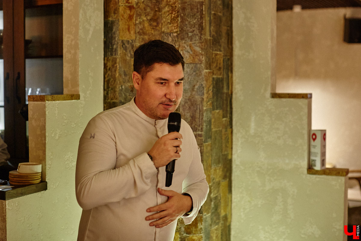 Ресторан «На Чехова» представил знакомые блюда в свежем прочтении! В заведении появилось обновленное русское меню, автором которого стал шеф-повар Юрий Ковальчук. Ужин-презентация с участием популярных владимирских блогеров прошел в четверг. «Ключ-Медиа» побывал на праздничном вечере и узнал, какими теперь блюдами там будут удивлять гостей.