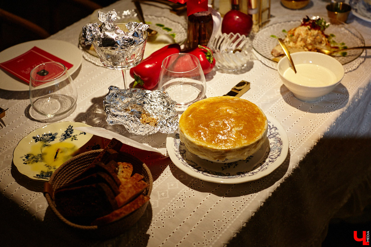 Ресторан «На Чехова» представил знакомые блюда в свежем прочтении! В заведении появилось обновленное русское меню, автором которого стал шеф-повар Юрий Ковальчук. Ужин-презентация с участием популярных владимирских блогеров прошел в четверг. «Ключ-Медиа» побывал на праздничном вечере и узнал, какими теперь блюдами там будут удивлять гостей.