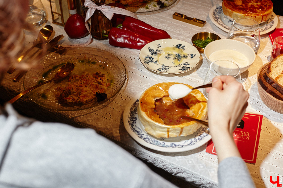 Ресторан «На Чехова» представил знакомые блюда в свежем прочтении! В заведении появилось обновленное русское меню, автором которого стал шеф-повар Юрий Ковальчук. Ужин-презентация с участием популярных владимирских блогеров прошел в четверг. «Ключ-Медиа» побывал на праздничном вечере и узнал, какими теперь блюдами там будут удивлять гостей.