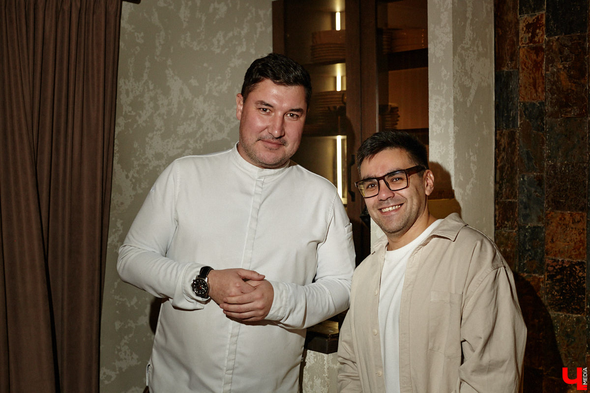 Ресторан «На Чехова» представил знакомые блюда в свежем прочтении! В заведении появилось обновленное русское меню, автором которого стал шеф-повар Юрий Ковальчук. Ужин-презентация с участием популярных владимирских блогеров прошел в четверг. «Ключ-Медиа» побывал на праздничном вечере и узнал, какими теперь блюдами там будут удивлять гостей.