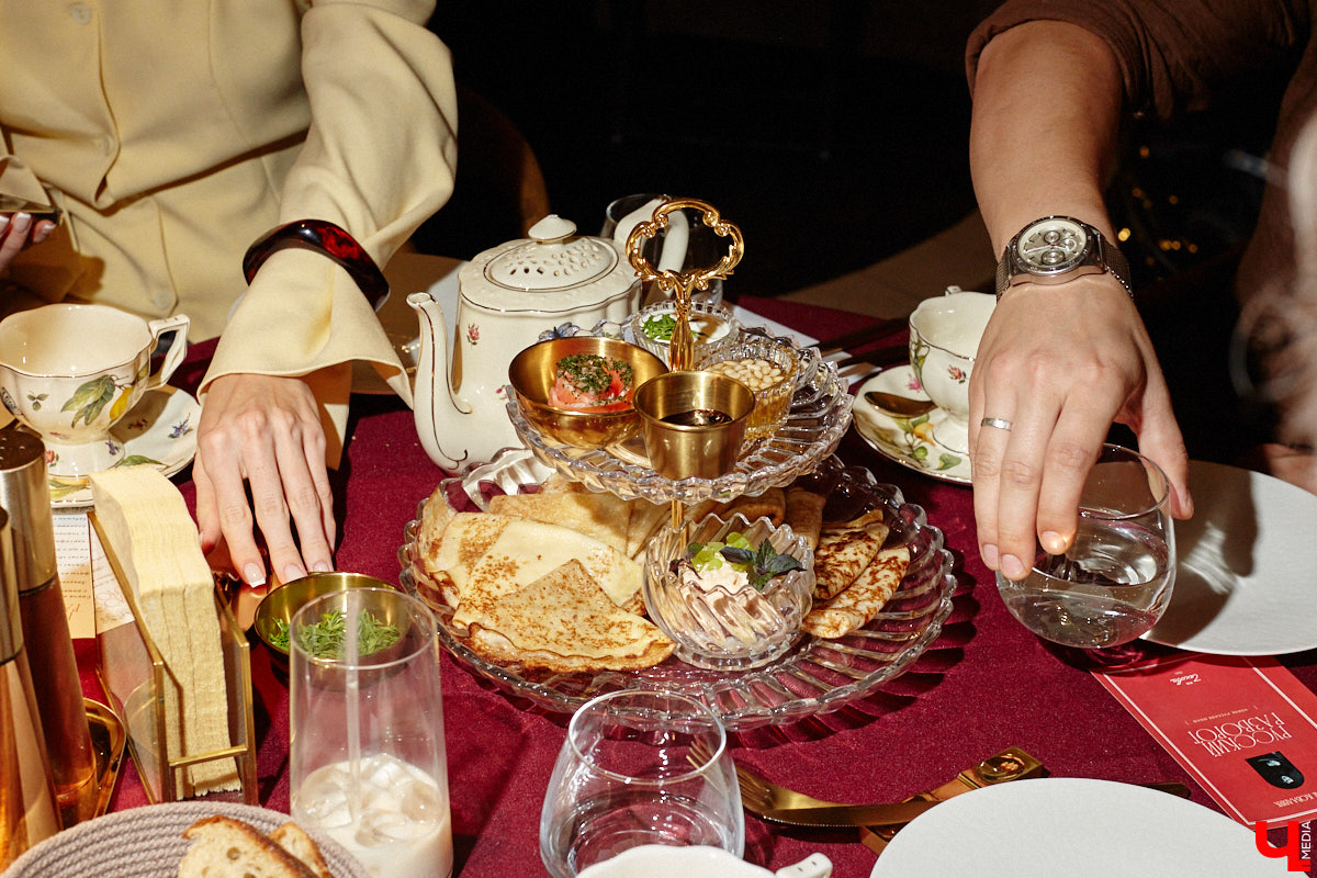 Ресторан «На Чехова» представил знакомые блюда в свежем прочтении! В заведении появилось обновленное русское меню, автором которого стал шеф-повар Юрий Ковальчук. Ужин-презентация с участием популярных владимирских блогеров прошел в четверг. «Ключ-Медиа» побывал на праздничном вечере и узнал, какими теперь блюдами там будут удивлять гостей.