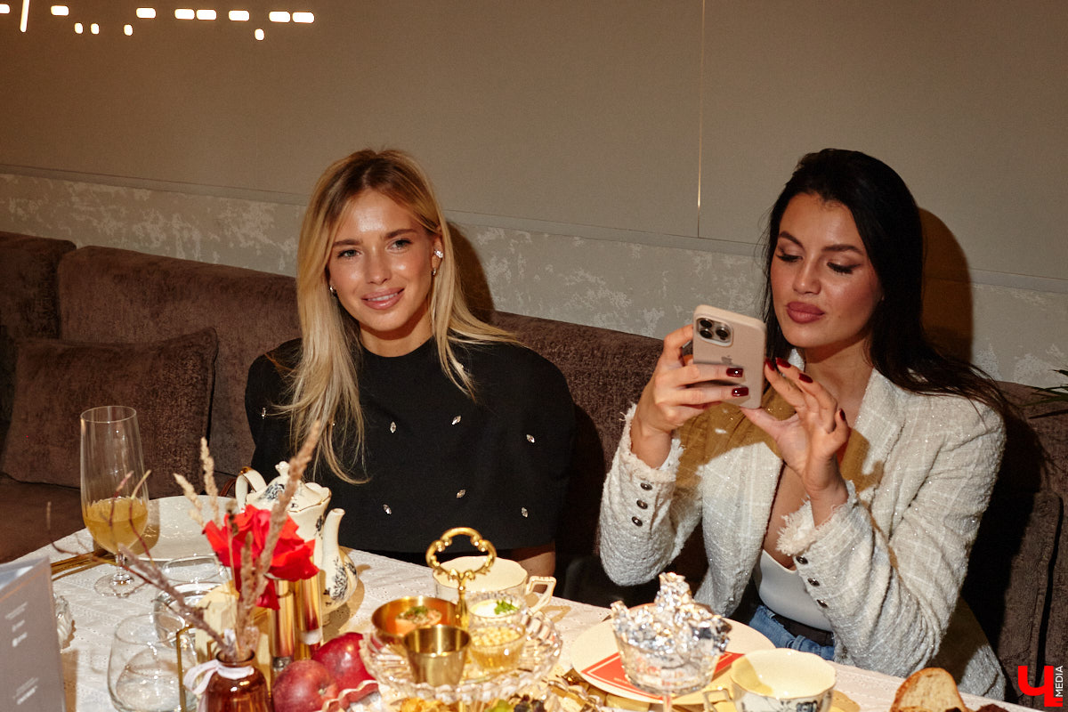 Ресторан «На Чехова» представил знакомые блюда в свежем прочтении! В заведении появилось обновленное русское меню, автором которого стал шеф-повар Юрий Ковальчук. Ужин-презентация с участием популярных владимирских блогеров прошел в четверг. «Ключ-Медиа» побывал на праздничном вечере и узнал, какими теперь блюдами там будут удивлять гостей.