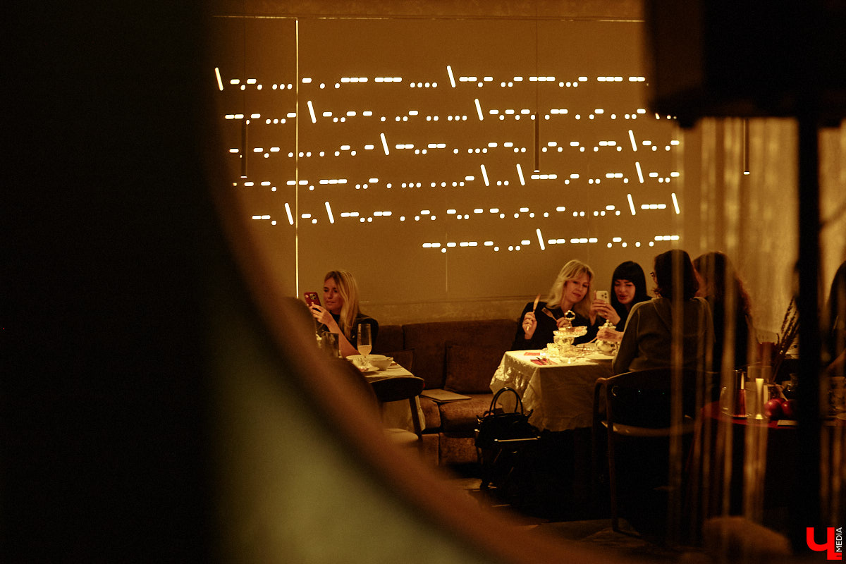 Ресторан «На Чехова» представил знакомые блюда в свежем прочтении! В заведении появилось обновленное русское меню, автором которого стал шеф-повар Юрий Ковальчук. Ужин-презентация с участием популярных владимирских блогеров прошел в четверг. «Ключ-Медиа» побывал на праздничном вечере и узнал, какими теперь блюдами там будут удивлять гостей.